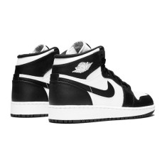 Осенние кроссовки Nike Air Jordan 1 Retro «Black/White»