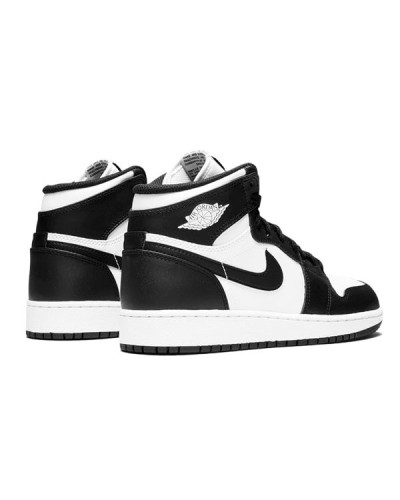 Осенние кроссовки Nike Air Jordan 1 Retro «Black/White»